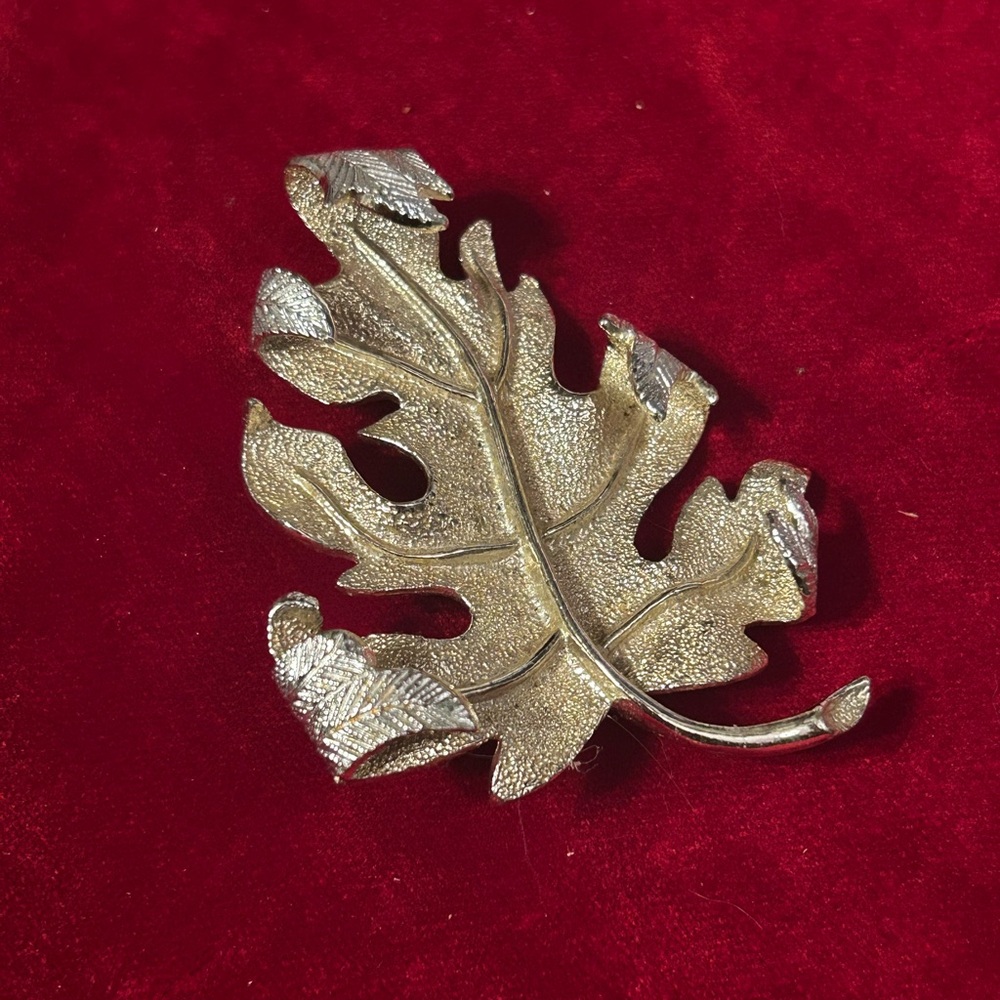 Elegant Vintage Fall Leaf Brooch